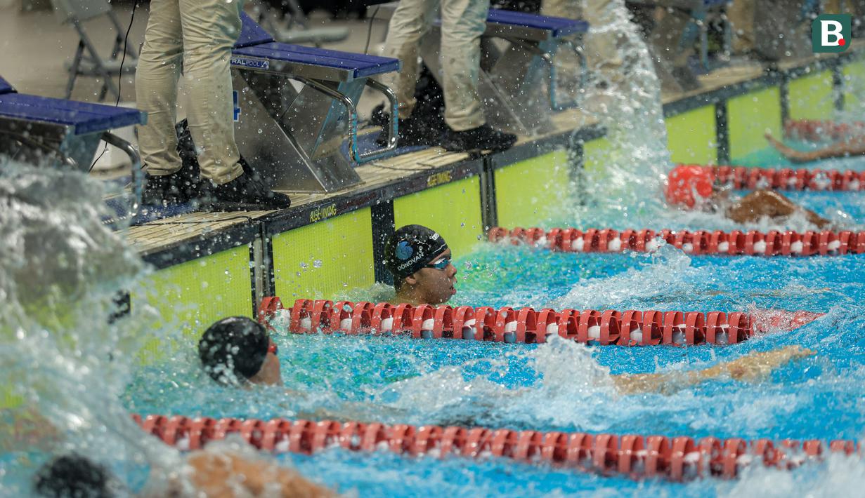Perenang Indonesia, Jason Donovan (tengah) melihat papan skor setelah menyentuh garis finis pada nomor 50 meter gaya bebas putra dalam Kejuarnas Akuatik Indonesia 2026 di Stadion Akuatik Gelora Bung Karno, Senayan, Jakarta, Jumat (01/05/2026). (Bola.com/Bagaskara Lazuardi)