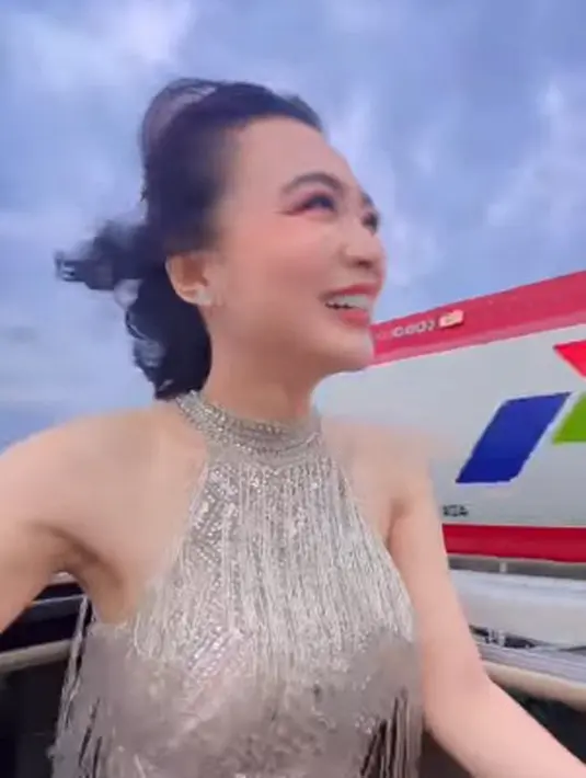 <p>Ini merupakan salah satu momen saat Wika Salim menyapa seorang pengemudi truk. (Foto: instagram.com/wikasalim)</p>