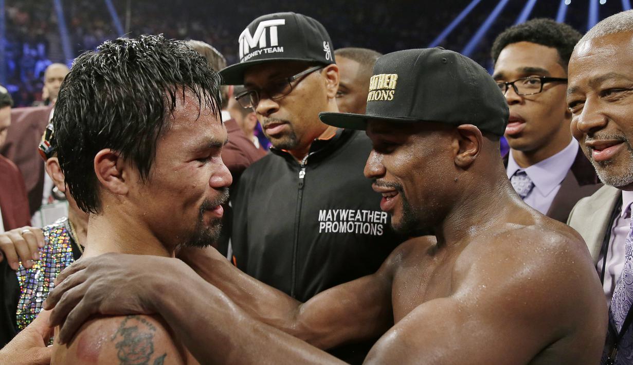 Mayweather Jr. memeluk tubuh Pacquiao usai pertandingan di MGM Grand Arena, Minggu (3/5/2015). (AP Photo/Isaac Brekken)