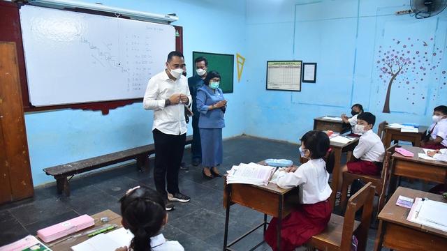 Pembelajaran tatap muka (PTM) 25 persen di Surabaya (Liputan6.com / Dian Kurniawan)