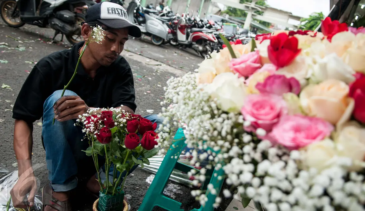 Pekerja merangkai bunga mawar di Pasar Bunga Rawa Belong, Jakarta, Selasa (14/2). Harga mawar saat Hari Valentine naik dua hingga tiga kali lipat, untuk bunga lokal yang biasanya dijual 25 ribu seikat menjadi 50 ribu seikat. (Liputan6.com/Gempur M Surya)