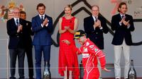 Aksi pebalap Ferrari, Sebastian Vettel, di podium setelah menjuarai F1 GP Monako, Minggu (28/5/2017). (AP Photo/Frank Augstein)