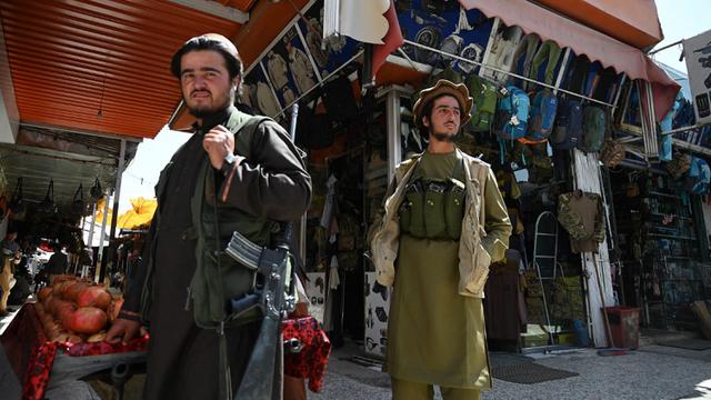 FOTO: Ketika Pasukan Taliban Berbelanja di Pasar Kabul