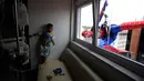 Seorang petugas pembersih kaca yang menggunakan kostum Spiderman menghibur seorang pasien anak di RS Infantil Sabara, Sao Paulo, Senin (10/10). Aksi ini bagian dari perayaan Hari Anak Brasil yang diperingati tiap 12 Oktober. (REUTERS/Paulo Whitaker)