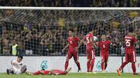 Kapten timnas indonesia, Evan Dimas, memberikan semangat kepada rekannya usai kebobolan dari Malaysia pada laga semifinal Sea Games 2017 di Stadion Shah Alam, Selangor, Sabtu (26/8/2017). Malaysia menang 1-0 atas Indonesia. (Bola.com/Vitalis Yogi Trisna)