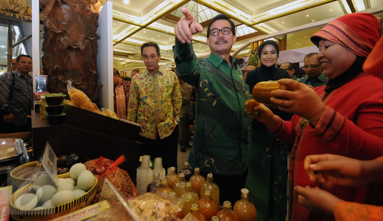 Menteri Agraria dan Tata Ruang Ferry Mursyidan Baldan (tengah) saat meninjau salah satu stand Agrinex Expo 2016 di Jakarta Convention Centre, Jumat (1/4/2016). Pameran agri bisnis ini akan berlangsung hingga Minggu (3/4). (Liputan6.com/Helmi Fithriansyah)