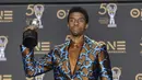 Chadwick Boseman berpose di ruang pers dengan penghargaan untuk aktor luar biasa dalam film "Black Panther" di Penghargaan Gambar NAACP tahunan ke-50 di Dolby Theater di Los Angeles pada 30 Maret 2019. (AP Photo/Richard Shotwell)