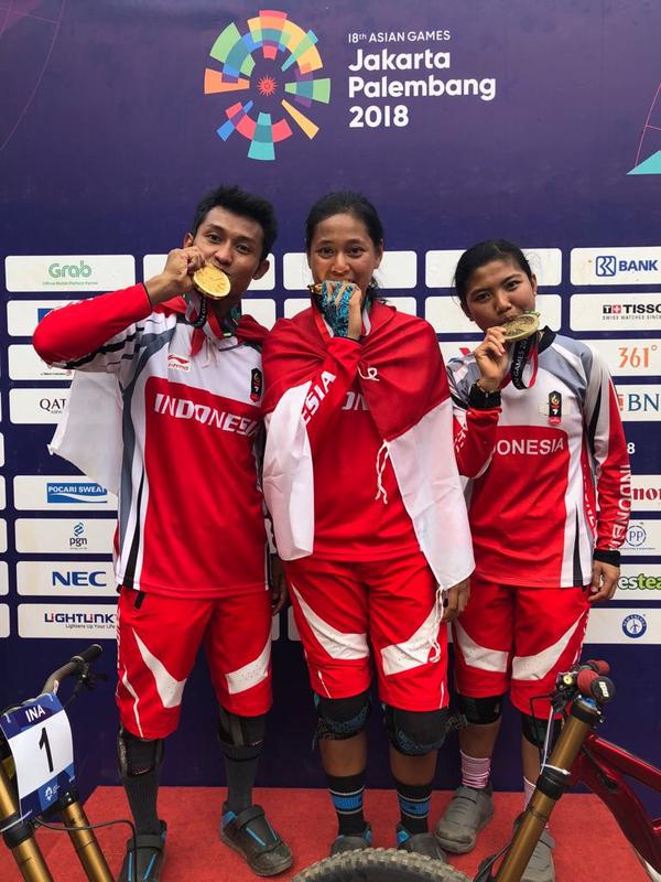 Pebalap Sepeda Indonesia, Khoiful Mukhib, Tiara Andini Prastika dan Nining Porwaningsih saat pamer medali (ISSI Photo)