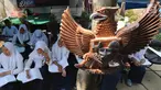 Siswa kelas 8 SMP 1 Cijeruk Terbuka belajar di halaman rumah warga di Kampung Cijeruk RT 002/005, Desa Palasari, Kabupaten Bogor, Jawa Barat, Senin (2/9/2019). Sebanyak 65 siswa kelas 7,8 dan 9 SMP Terbuka belajar sudah lebih dari sepekan belajar di tempat ini. (merdeka.com/Arie Basuki)