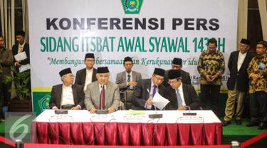 Kementerian Agama menetapkan 1 Syawal 1436 Hijriah jatuh pada Jumat, 17 Juli 2015, Jakarta, Kamis (16/7/2015). Ketetapan itu diputuskan setelah melaksanakan sidang isbat oleh Tim Badan Hisab Rukyat Kemenag. (Liputan6.com/Faizal Fanani)