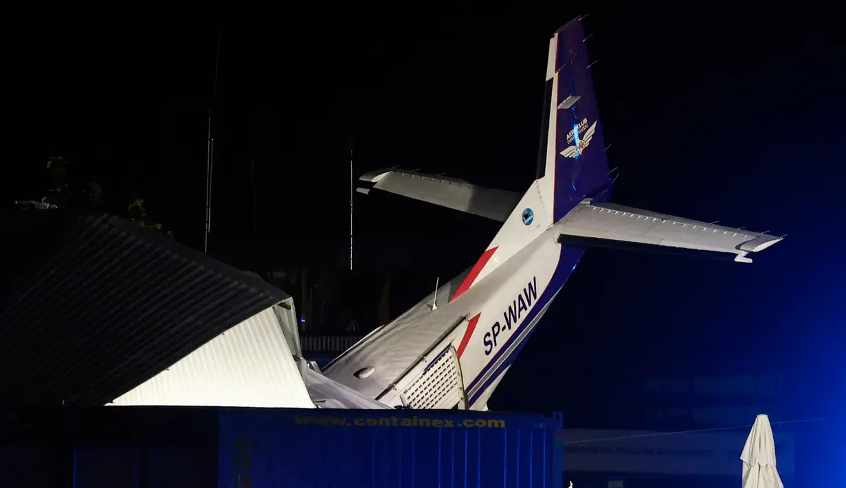 Niedzielski mengatakan empat helikopter dan 10 ambulans telah dikerahkan ke lokasi kecelakaan. (Wojtek Radwanski/AFP)