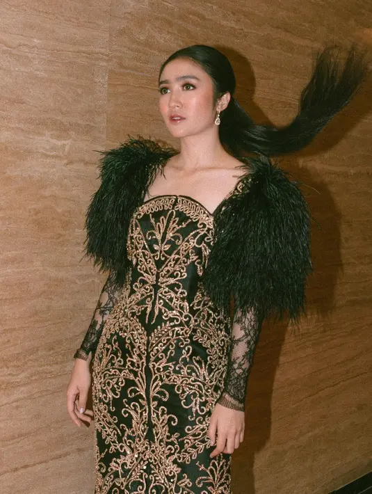 Dengan rambut dikuncir, Febby Rastanty terlihat makin cantik dengan gaun kebaya yang digunakan. Febby menggunakan gaun ini untuk menghadiri acara Indonesian Drama Series Awards yang diadakan pada 27 Juli 2022 kemarin. (Instagram/febbyrastanty)