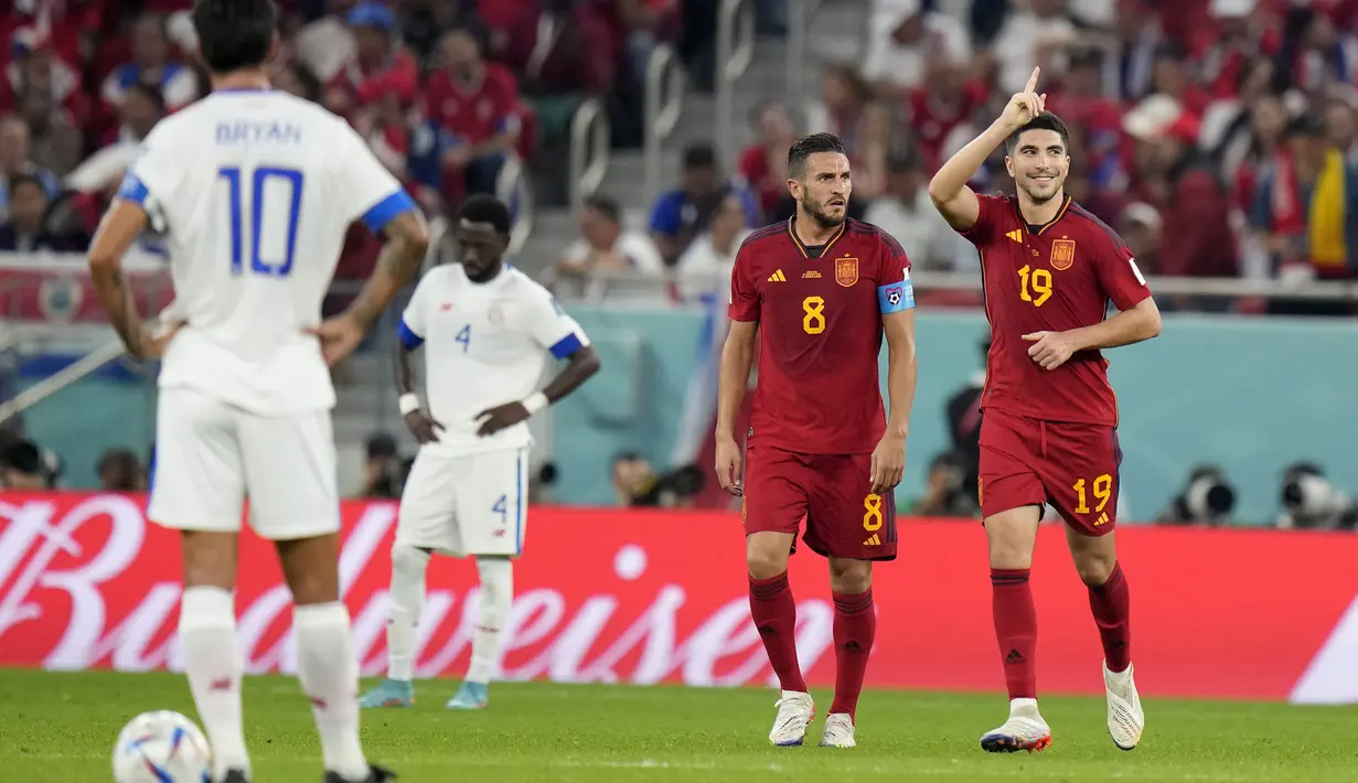 Di penghujung waktu normal, Spanyol kembali mencetak gol keenam melalui Carlos Soler. Ia berhasil memanfaatkan bola muntah dari Keylor Navas yang berusaha memotong umpan silang yang dilepaskan Nico Williams. (AP/Alessandra Tarantino)
