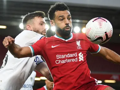 Mohamed Salah mencetak gol ke-100 nya saat Liverpool mengalahkan Leeds United dengan skor 3-0 pada Minggu (12/09/2021) malam WIB. Pertandingan tersebut merupakan laga ke-162 Salah bersama The Reds. (Foto: AFP/Pool/Shaun Botterill)