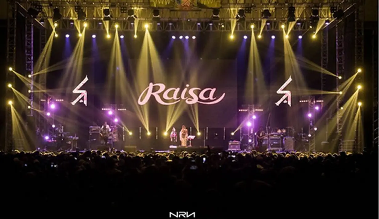 "Foto di event Sky Avenue ini tidak mudah mengingat lighting yg susah sekali dicerna mata apalagi difoto. But Yay, ur energy is my energy... This is a gift... Not the perfect one, but id try my best for the last show.”lanjutnya. (Instagram/nareend)