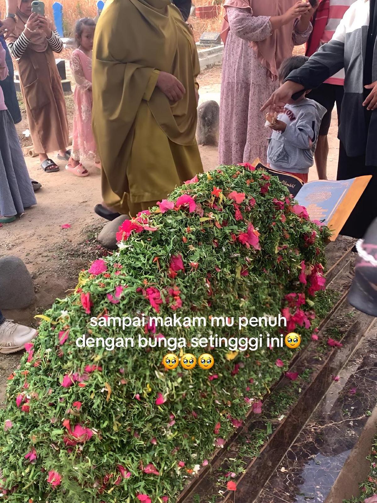 Penampakan Terbaru Makam Nia Gadis Penjual Gorengan