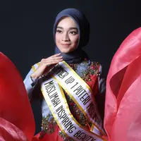 Tiara Sukmasari, Puteri Muslimah Inspiring Beauty 2017 memiliki pesona kecantikan yang alami. (Foto: Adrian Putra, Make Up: Wardah, DI: Muhammad Iqbal Nurfajri/Bintang.com)