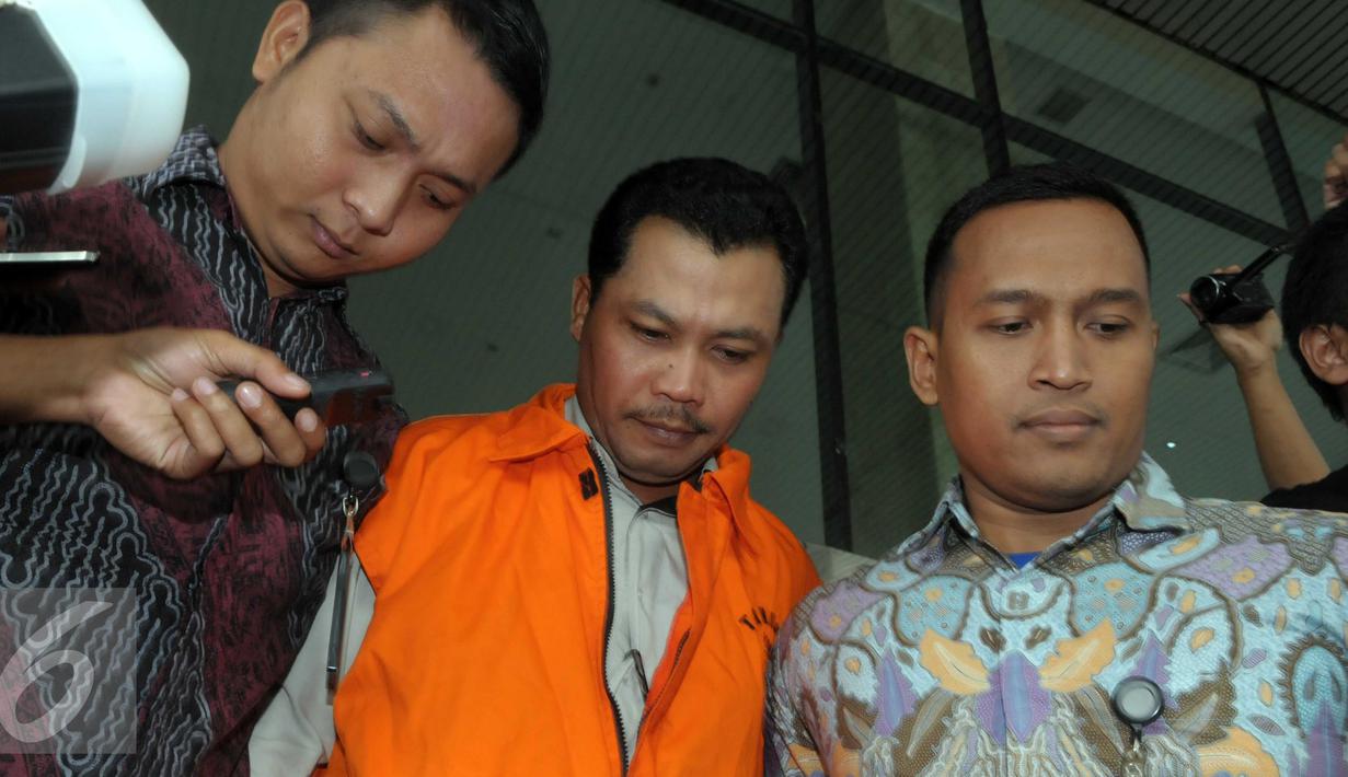 Dandung Pamularno usai menjalani pemeriksaan KPK, Jakarta, Jumat (4/1). Dandung menjadi tersangka kasus penyuapan oknum di Kejati DKI Jakarta yang diamankan dalam operasi tangkap tangan. (Liputan6.com/Helmi Afandi)