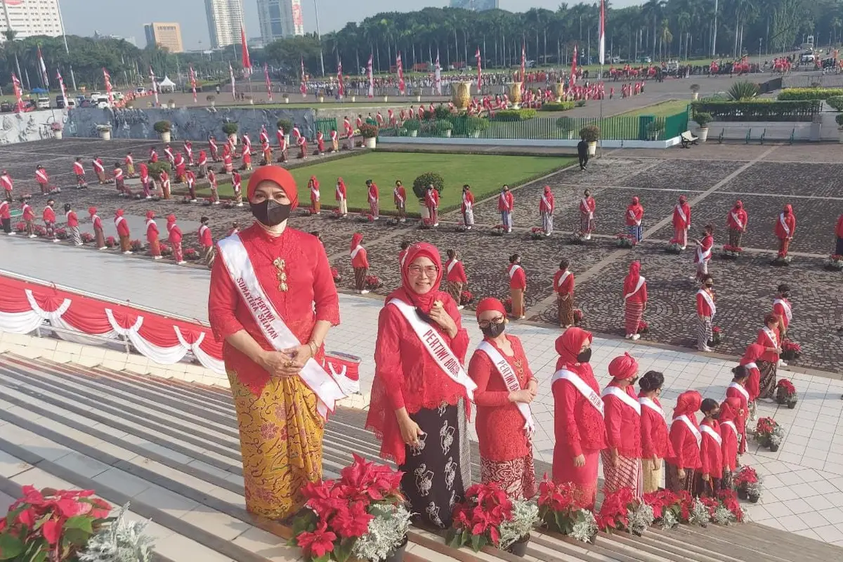 Barisan Berkebaya Penjaga Bendera Pusaka