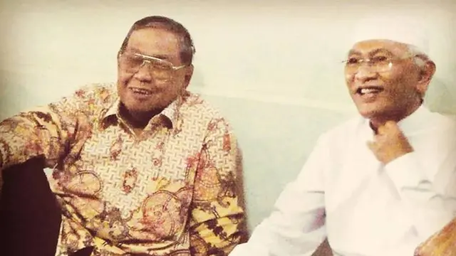 KH Ahmad Mustofa Bisri (Gus Mus) dan KH Abdurrahman Wahid (Gus Dur)