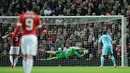 Kiper Manchester United, David de Gea menyelamatkan gawangnya pada laga liga Champions grup B antara Manchester United vs PSV Eindhoven di Stadion Old Trafford, Manchester, Kamis (26/11/2015) dini hari WIB.  (AFP Photo/Oli Scarff)