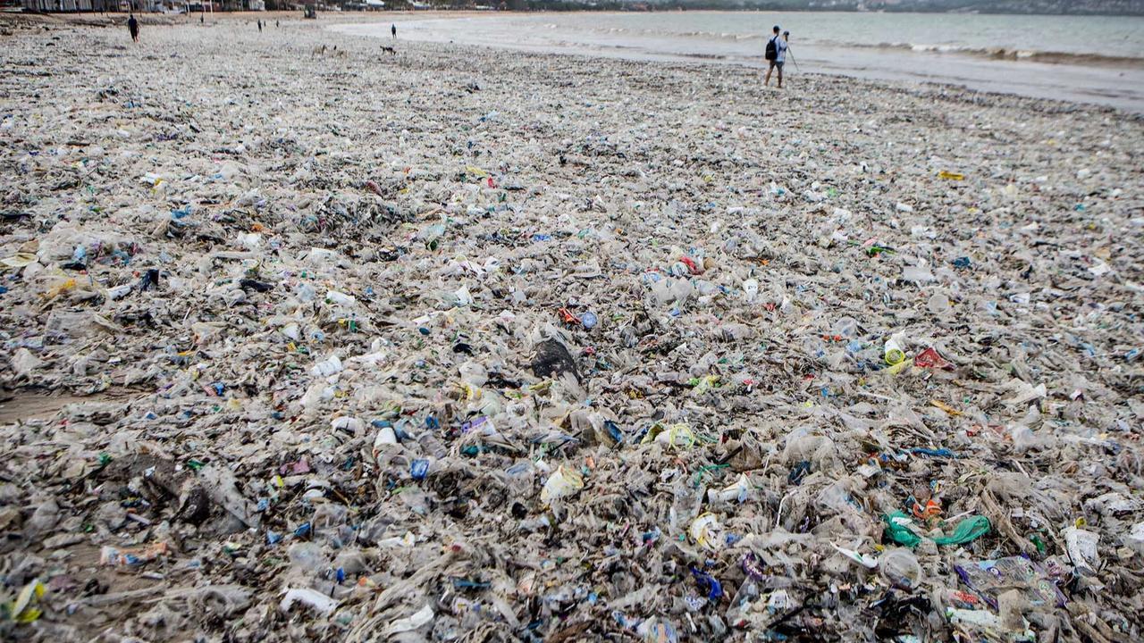 FOTO: Aksi Bersihkan Sampah di Pantai Jimbaran Bali