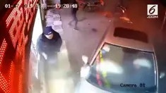 Mobil melaju kencang hingga naik trotoar di China. Seorang pria tua nyaris menjadi korban.