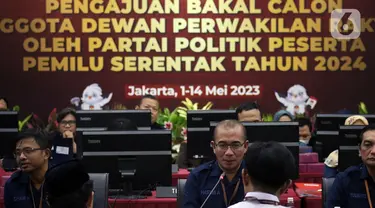 Ketua Komisi Pemilihan Umum (KPU) Republik Indonesia, Hasyim Asy'ari saat menerima pendaftaran Bakal Calon Legislatif (Bacaleg) dari Partai Bulan Bintang (PBB) di Gedung KPU RI, Jakarta, Sabtu (13/5/2023). (Liputan6.com/Helmi Fithriansyah)