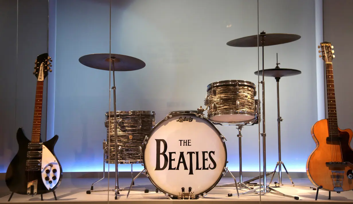 Instrumen musik yang digunakan oleh anggota The Beatles ditampilkan pada pameran Play It Loud: Instruments of Rock & Roll di Metropolitan Museum of Art di New York, 1 April 2019. Koleksi instrumen di pameran ini punya rentang usia dari 1939 hingga 2017. (AP/Seth Wenig)