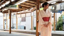 Menikah dengan Pratama Arhan dan kini tinggal di Jepang, penampilan Azizah Salsha pakai kimono dengan motif sederhana dan warna nude beberapa waktu lalu curi perhatian. Dengan polesan makeup natural dan poni yang dibiarkan menjuntai mengenai wajahnya cantiknya, anak pertama Andre Rosiade ini semakin pancarkan pesonanya hingga dipuji oleh Arhan. (Liputan6.com/IG/@azizahsalsha_)