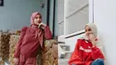 Intip padu padan hijab dengan sweater merah ala Irish Bella hingga Olla Ramlan berikut ini agar penampilan makin stylish!
 (Instagram/_irishbella_).