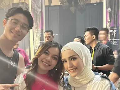 Nonton konser Ungu pada 8 Maret 2023 kemarin, kedekatan Frislly Herlind dan Adelia Pasha curi perhatian. Dalam keterangan unggahannya ini, Adelia Pasha menuliskan ucapan Kiesha saat nyanyi di atas panggung bareng sang ayah. Bintang sinetron DJS itu menuturkan jika konser kali ini berbeda karena sudah ada sosok wanita di hatinya. Meski merupakan ibu sambung, Adelia memang dekat dengan pacar Kiesha mulai dari Saskia Chadwick dan kini Frislly. (Liputan6.com/IG/@adeliapasha)