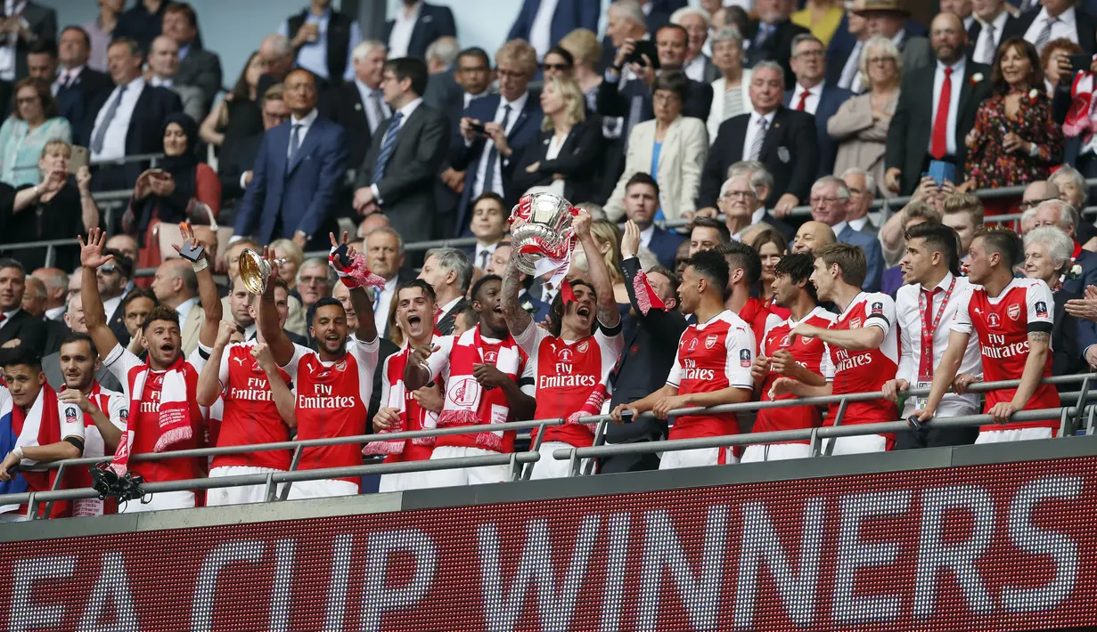 Arsenal merayakan kemenangannya menjuarai Piala FA 2016-2017 di Stadion Wembley, London, Sabtu (27/5). Arsenal mengalahkan Chelsea 2-1 dalam laga final Piala FA 2016-2017. (AP Photo)