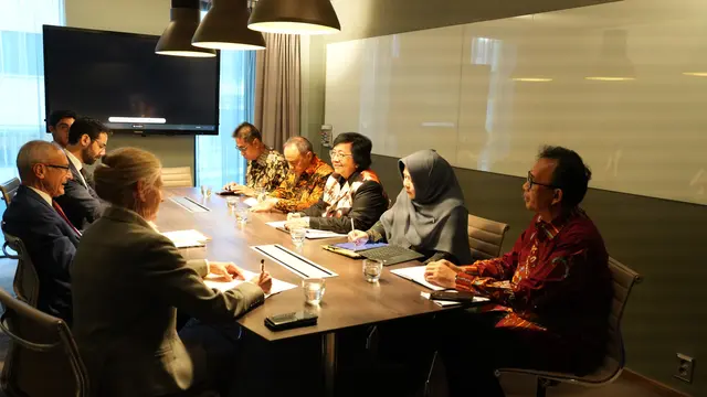 Menteri LHK Siti Nurbaya bakar mengadakan pertemuan bilateral dengan John Podesta, Penasehat Senior Presiden Amerika Serikat (AS) Untuk Kebijakan Perubahan Iklim Internasional