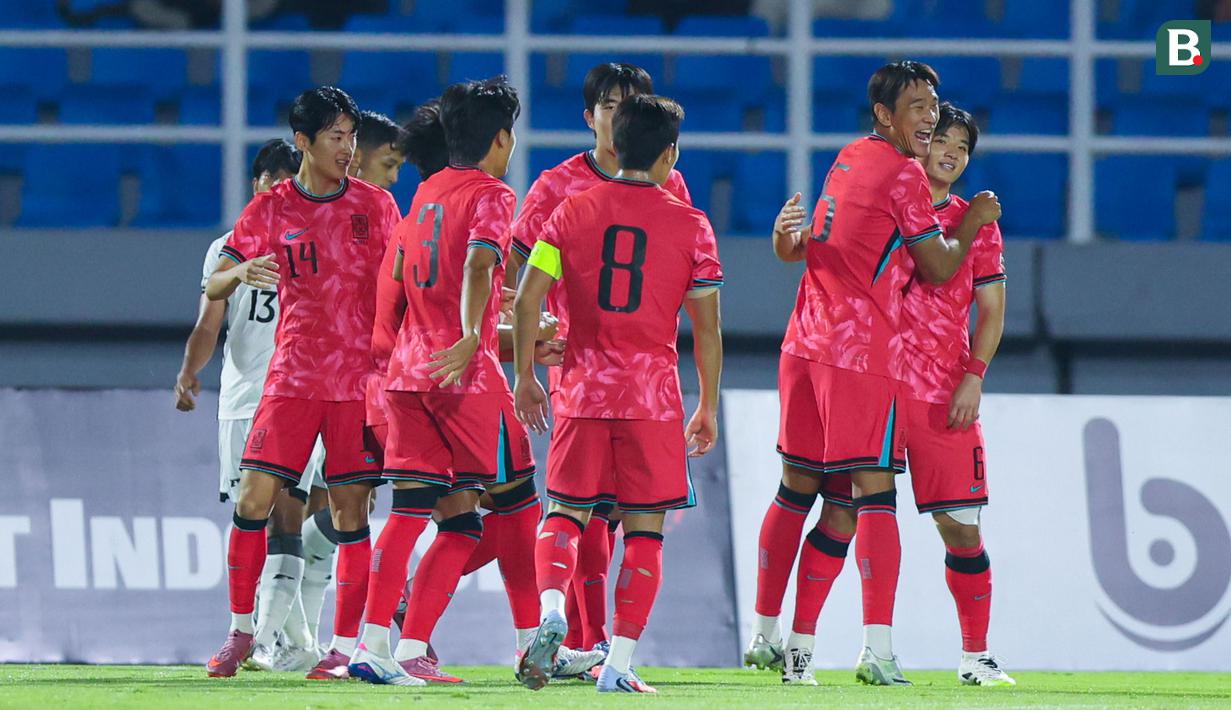 <p>Pemain Timnas Korea Selatan U-23 merayakan gol ang dicetak oleh Hwang Doyun ke gawang Timnas Indonesia U-23 dalam laga terakhir Grup J Kualifikasi Piala Asia U-23 2025 di Stadion Gelora Delta, Sidoarjo, Jawa Timur pada Selasa (9/9/2025) malam WIB. (Bola.com/Abdul Aziz)</p>