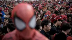 Orang-orang berpakaian Spider-Man berkumpul di Obelisk, Buenos Aires, Argentina, Minggu, 29 Oktober 2023. (AP Photo/Rodrigo Abd)