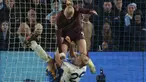 Pemain Manchester City, Erling Haaland (atas) bersitegang dengan pemain Brighton, Paul Van Hecke pada laga lanjutan Liga Inggris 2024/2025 yang berlangsung di American Express Community Stadium, Brighton, Inggris, Minggu (10/11/2024) WIB. (AFP/Glyn Kirk)