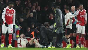 Gabriel Martinelli merespon dengan melempar bola ke badan Bradley bahkan berusaha memindahkannya keluar lapangan saat sang pemain masih terkapar kesakitan. Hal itu sontak memicu ketegangan antar pemain. (AP Photo/Ian Walton)