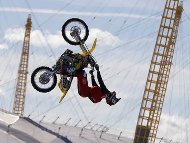 Pemimpin Nitro Circus dan stunt rider profesional, Travis Pastrana melakukan aksi backflip dengan sepeda motor di atas Sungai Thames, London, Kamis (5/10). Travis Pastrana berhasil melakukan backflip di atas Sungai Thames. (AP Photo/Alastair Grant)