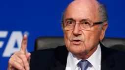 Presiden FIFA, Sepp Blatter saat konferensi pers di markas FIFA di Zurich, Swiss (20/7/2015). FIFA akan memilih presiden baru, menggantikan Sepp Blatter, saat Kongres khusus yang akan digelar pada 26 Februari di Zurich.(REUTERS/Arnd Wiegmann)