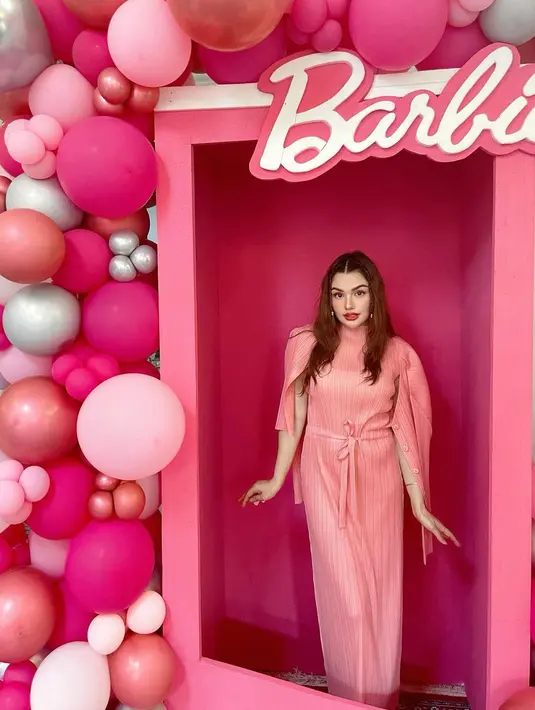 Dalam unggahan terbaru, Nurah tampak berpose manis dengan OOTD serba pink di dalam box boneka ikonik tersebut. [Foto: IG/nourahsheivirah].