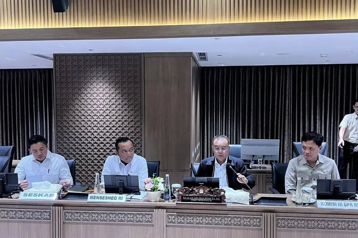 Sekretaris Kabinet (Seskab) Teddy Indra Wijaya bersama Menteri Sekretaris Negara (Mensesneg) Prasetyo Hadi menghadiri rapat kerja di Dewan Perwakilan Rakyat (DPR), Senayan, Jakarta, Rabu (8/10/2025) (@sekretariat.kabinet)