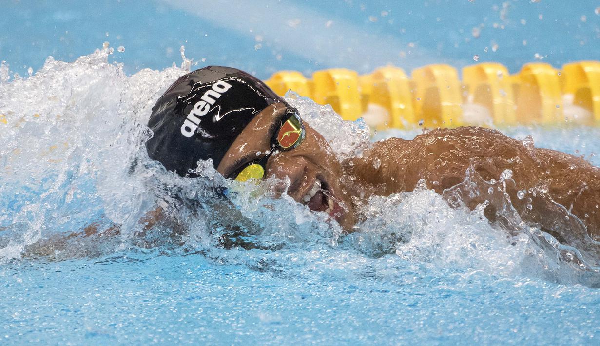 Jendi Panggabean perenang Indonesia saat beraksi pada kualifikasi cabang renang nomor 100 meter gaya bebas putra klasifikasi S9 di Stadion Akuatik, Gelora Bung Karno Jakarta, Senin (8/10/2018).  (Bola.com/Peksi Cahyo)