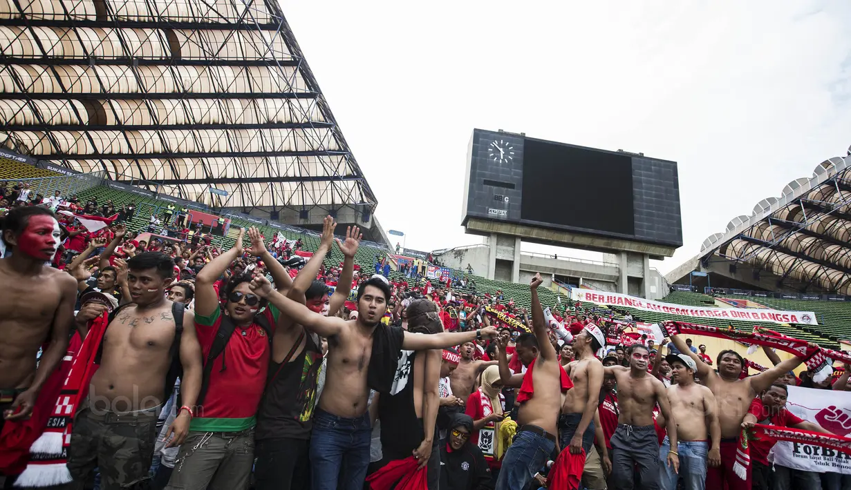 Para suporter bernyanyi saat disapa oleh pemain Timnas Indonesia usai melawan Thailand pada laga SEA Games di Stadion Shah Alam, Selangor, Selasa (15/8/2017). Kedua negara bermain imbang 1-1. (Bola.com/Vitalis Yogi Trisna)