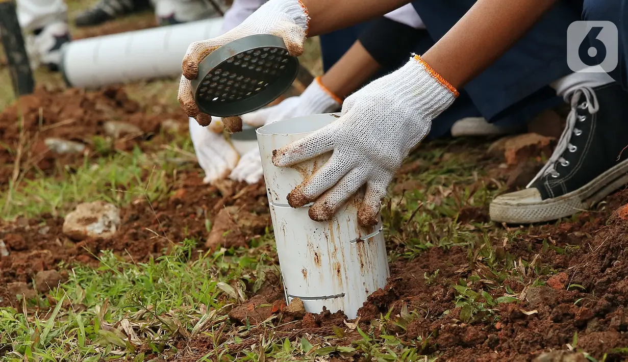 Melalui kegiatan pembuatan lubang biopori dan penanaman pohon, KAI Commuter mengedukasi serta mengenalkan para pelajar terkait Green Commuter. (Liputan6.com/Angga Yuniar)