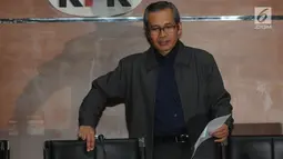 Wakil Ketua KPK Alexander Marwata bersiap memberikan keterangan terkait OTT hakim Pengadilan Negeri Jakarta Selatan, Rabu (28/11). KPK menyita barang bukti uang SGD 47 ribu terkait suap penanganan perkara perdata di PN Jaksel. (Merdeka.com/Dwi Narwoko)
