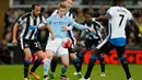 Gelandang Manchester City, Kevin De Bruyne (kedua kiri) berusaha mengontrol bola dari kawalan pemain Newcastle pada lanjutan liga Inggris di St James 'Park (20/4). Newcastle bermain imbang atas City dengan skor 1-1. (Reuters / Lee Smith)