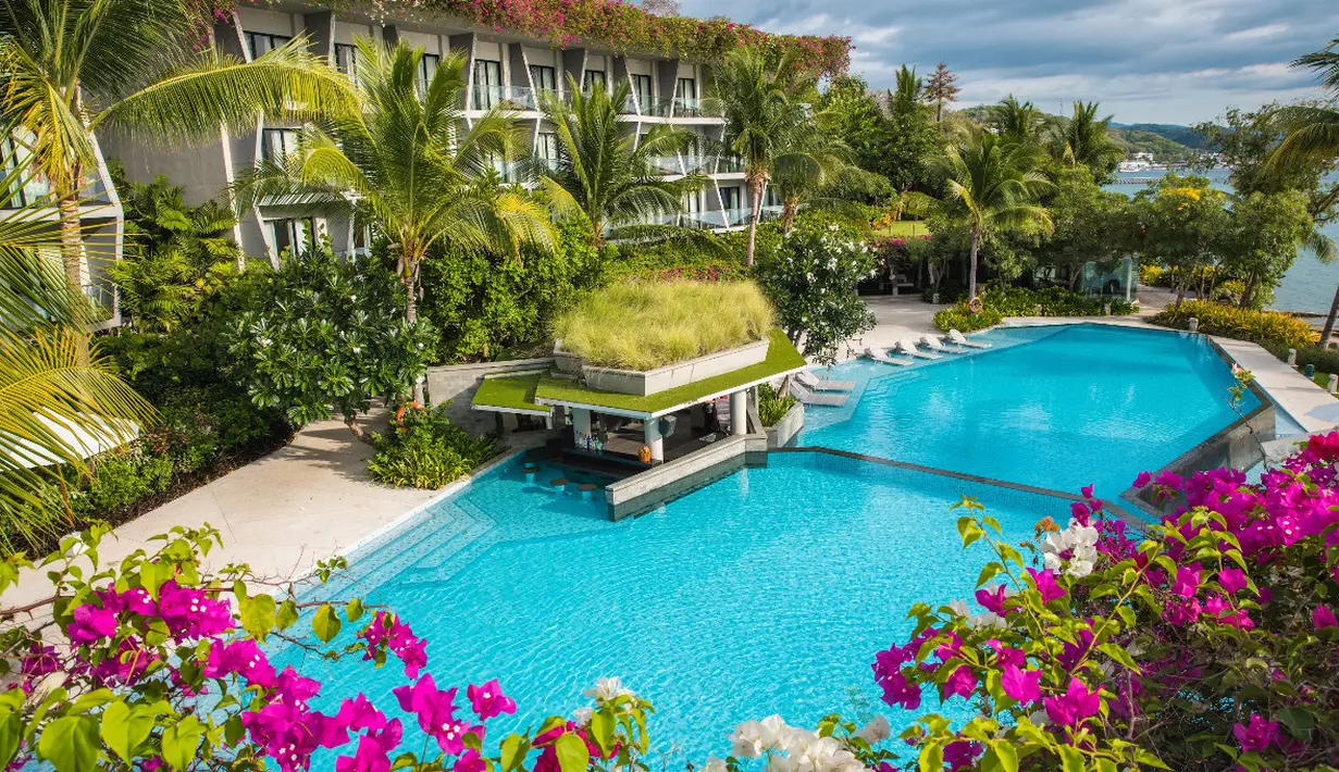 Memasuki tahun 2025, komitmen ini diperluas dengan pelaksanaan program reboisasi, kelas edukasi yang berhubungan dengan laut, kegiatan donor darah bersama instansi kesehatan setempat, bantuan kemanusiaan saat terjadi aktivitas gunung berapi di kawasan regional, serta program budaya dan pemberdayaan masyarakat yang terus berlanjut. [Dok. AYANA Komodo]