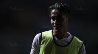 Mimik gelandang Persebaya, Sidik Saimima, saat melakukan pemanasaan sebelum melawan PSMS pada laga final di Stadion GBLA, Bandung, Selasa (28/11/2017). Persebaya menang 3-2 atas PSMS. (Bola.com/Vitalis Yogi Trisna)