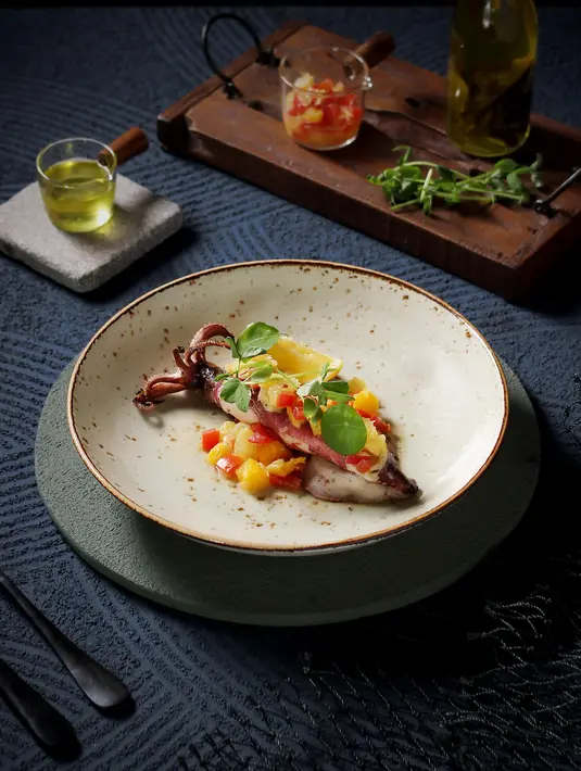 Pecinta seafood juga akan dimanjakan dengan cumi bakar segar dengan sensasi rasa kecombrang yang melebur jadi hidangan fusion kelas atas. (Foto: Sea Grain Restaurant & Bar)